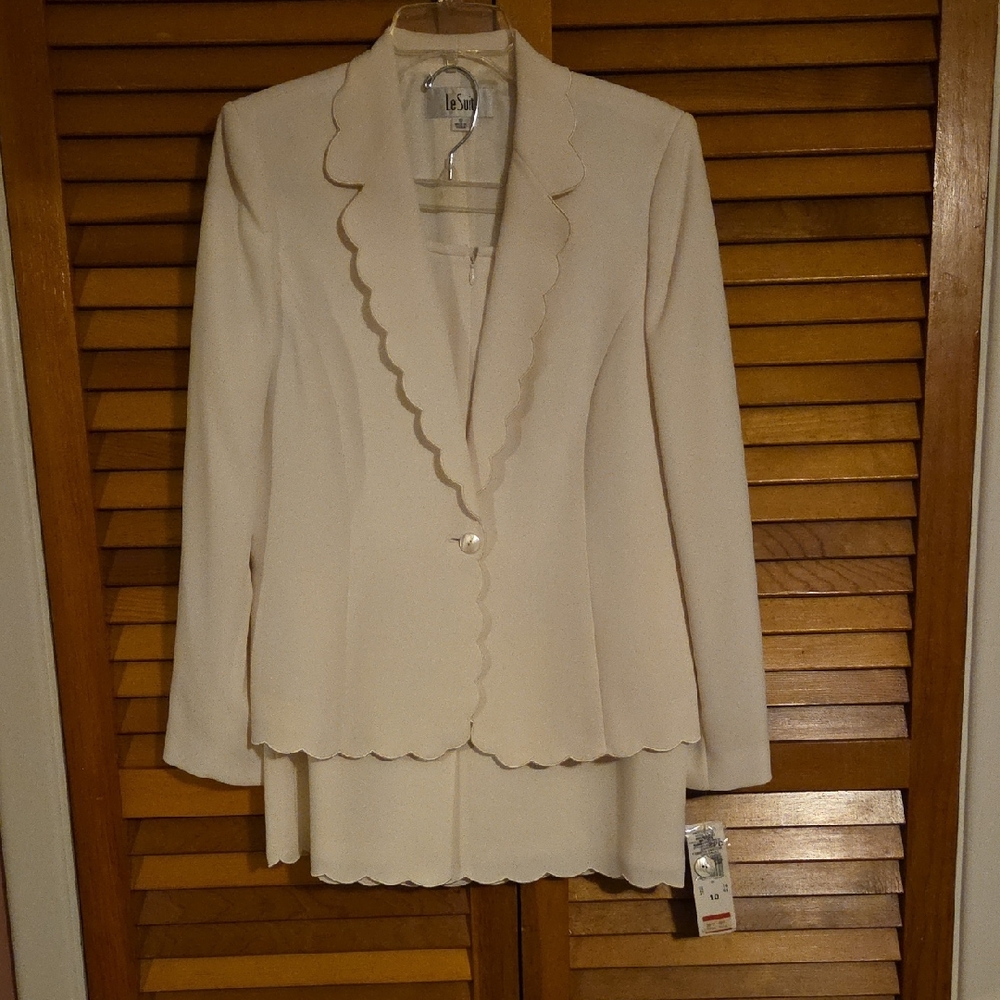 Le Suit Cream Scalloped Blazer